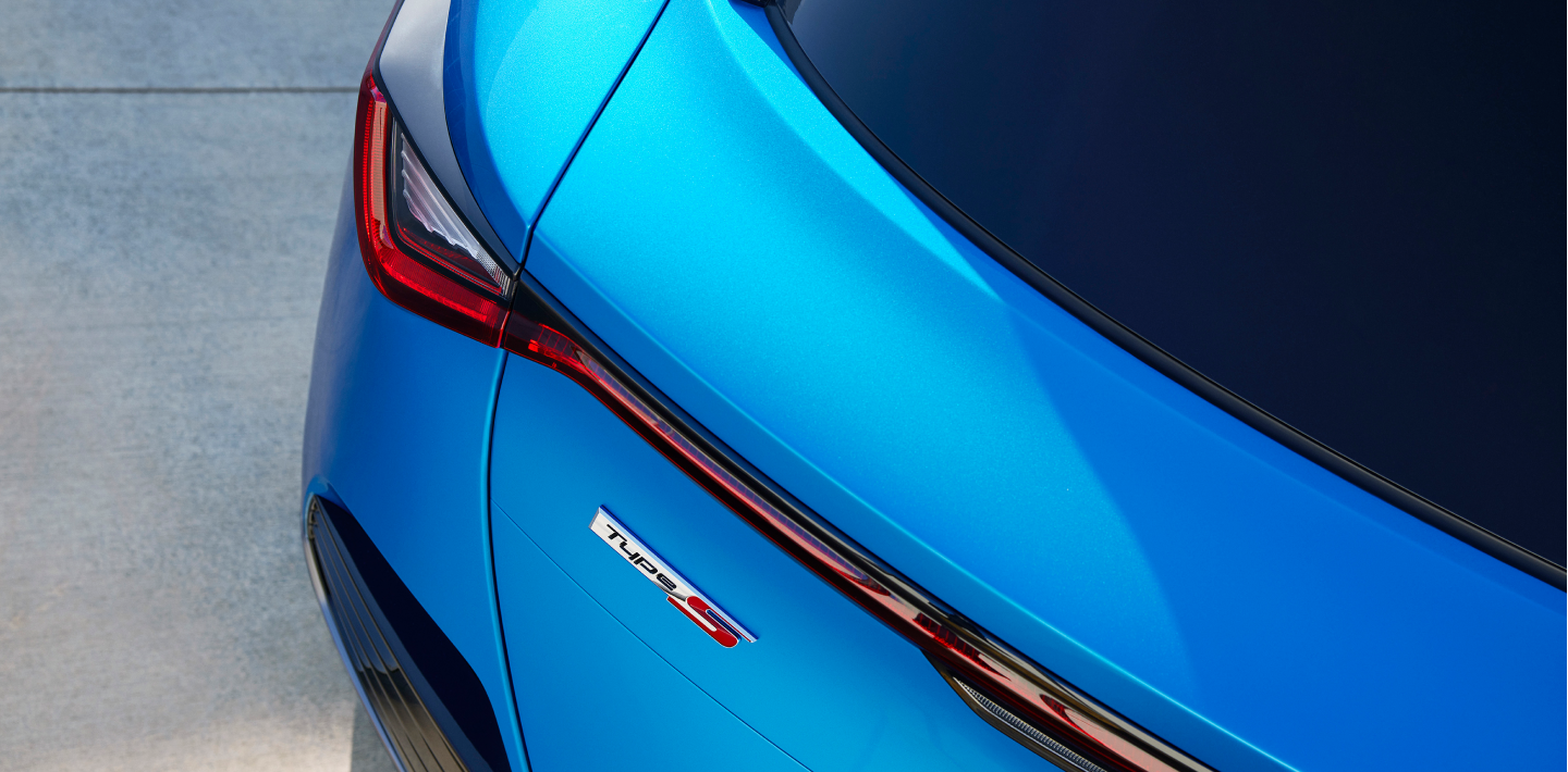 Plan de trois quarts en plongée du feu arrière et de l’emblème « Type S » d’un ZDX Type S bleu.