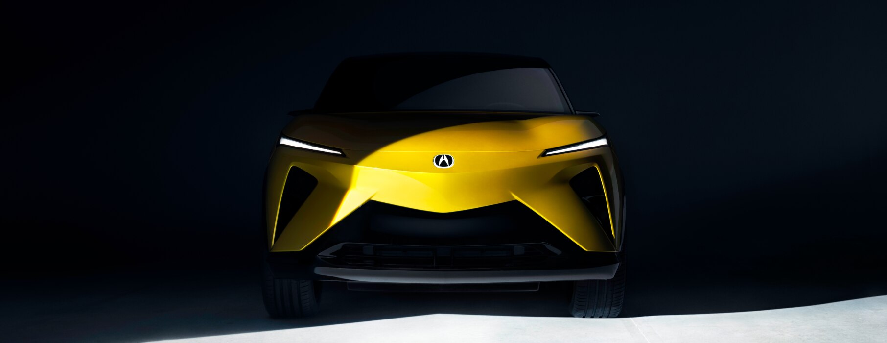 Vue de face d’un prototype de RSX doré dans un espace noir. 