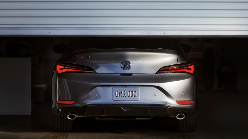 Vue arrière d’un véhicule Acura stationné dans un garage.