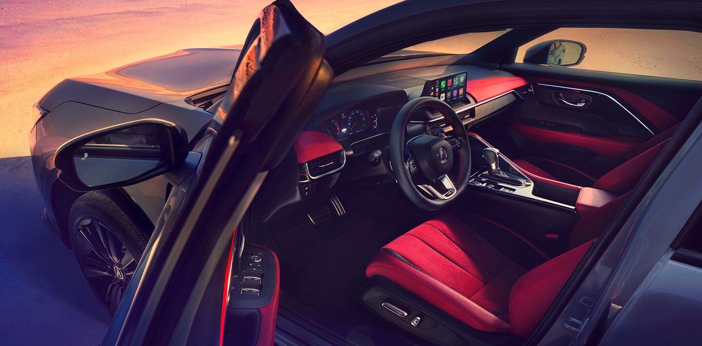 Plan moyen d’une portière ouverte révélant l’habitacle. 