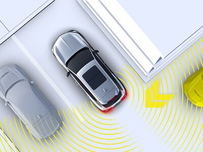 Image en plongée d’un véhicule tournant à une intersection avec des chevrons animés signalant la présence d’un véhicule devant.