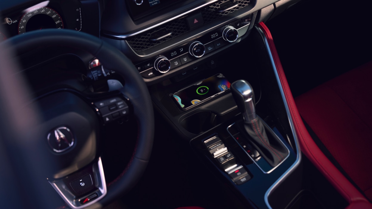 Gros plan du volant et du tableau de bord.