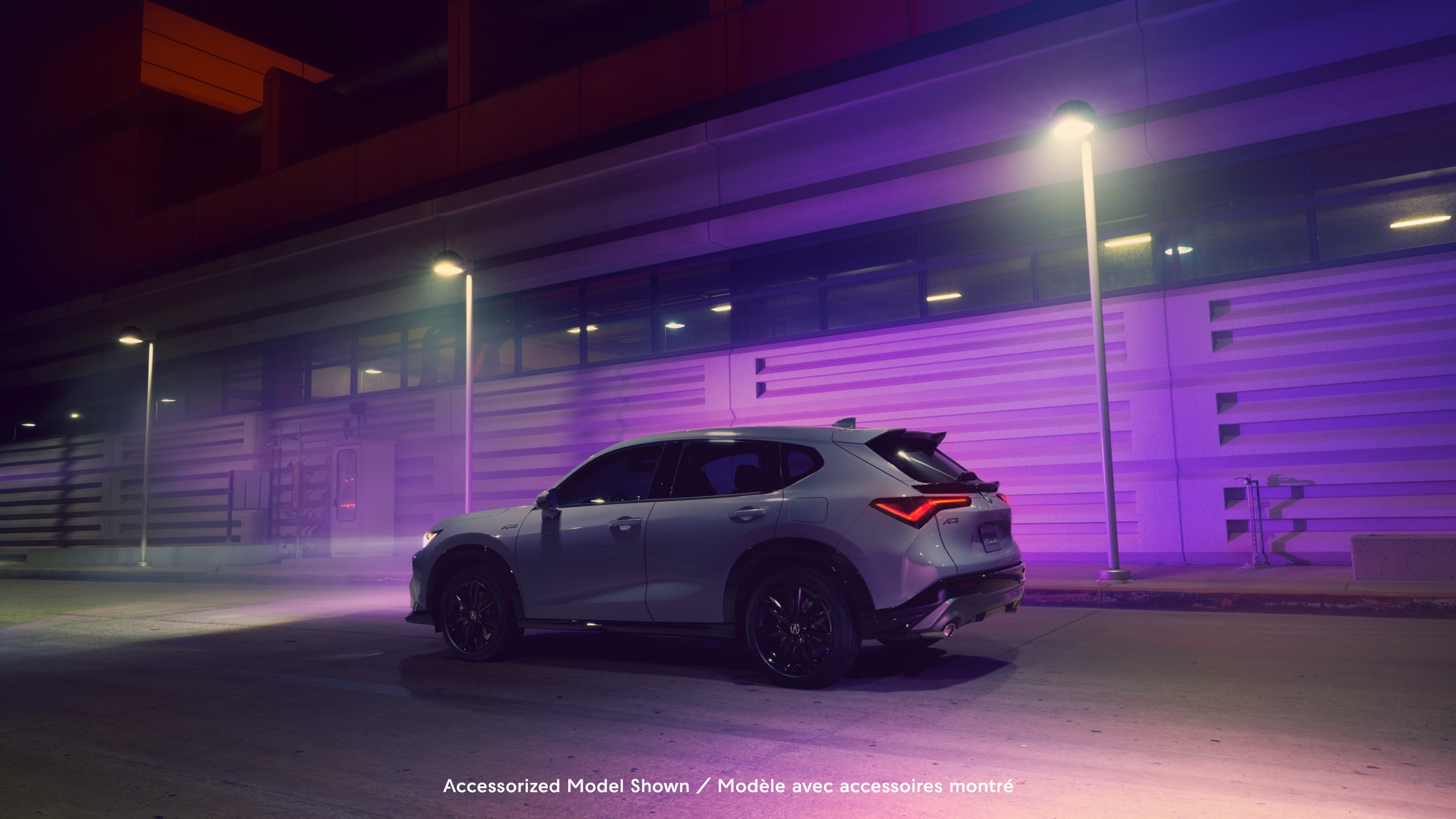 Acura ADX vu de côté dans un paysage urbain.