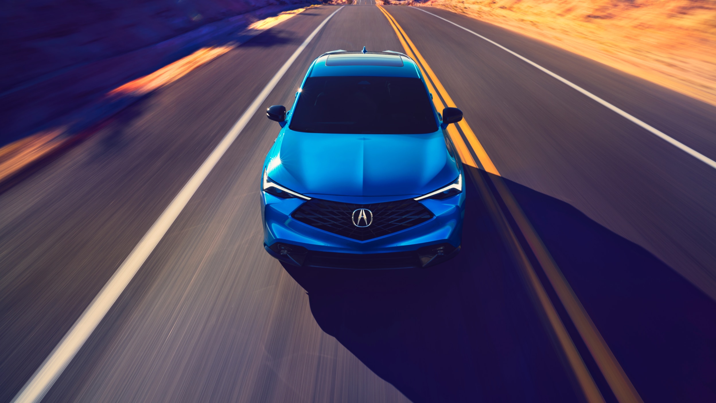 Acura ADX bleu vu de face sur l’autoroute.