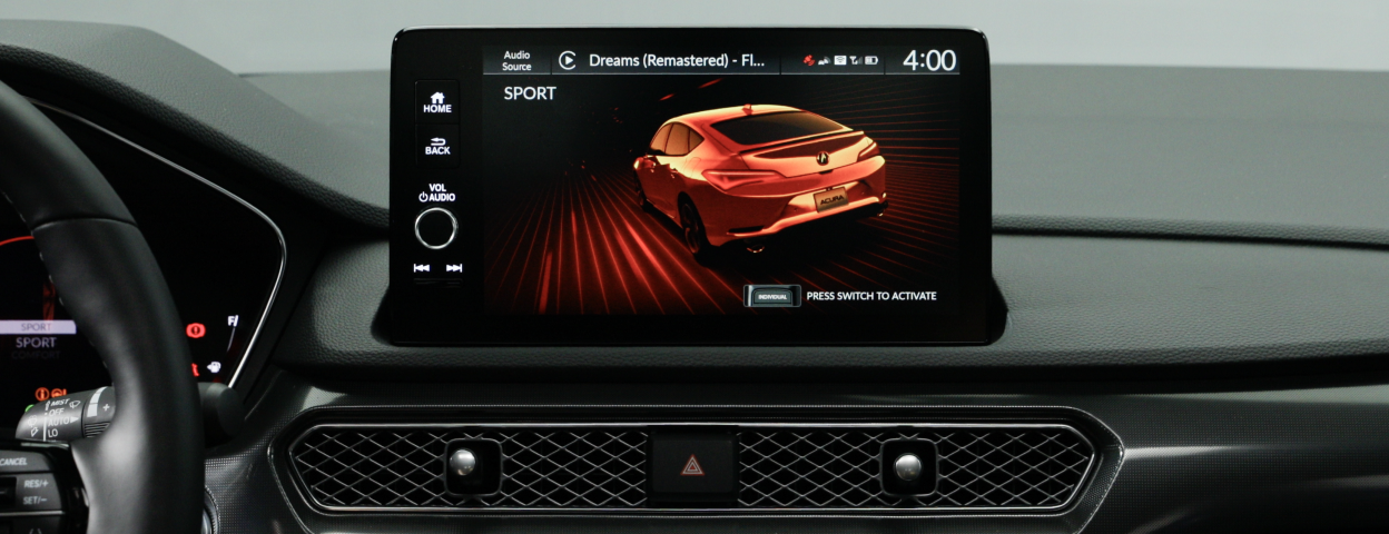 A close-up front interior of touchscreen showcasing IDS in Sport Mode in 2023 Integra | Gros plan de l’intérieur avant sur l’écran tactile montrant le IDS en mode Sport dans l’Integra 2023.