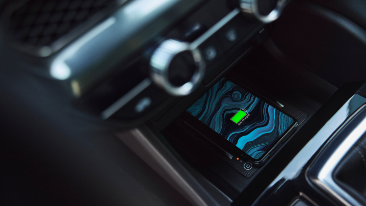 Close-up of 2023 Integra interior wireless charging pad, with smartphone | Gros plan sur le tapis de recharge sans fil de l’Integra 2023, avec un téléphone intelligent.