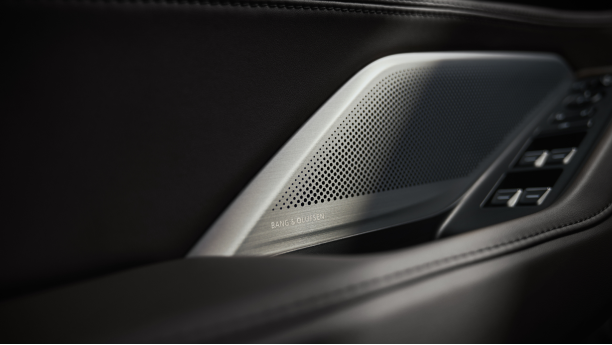 Gros plan du haut-parleur Bang & Olufsen.