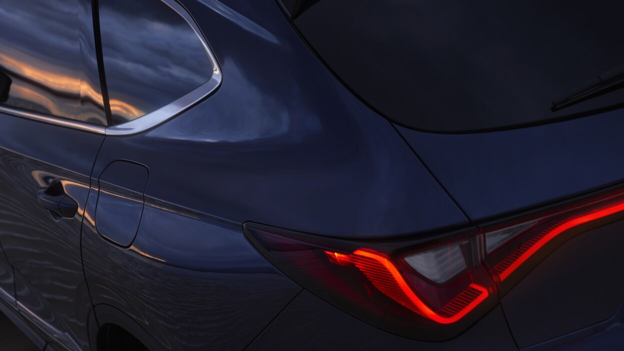 Feu arrière d’un MDX rouge.