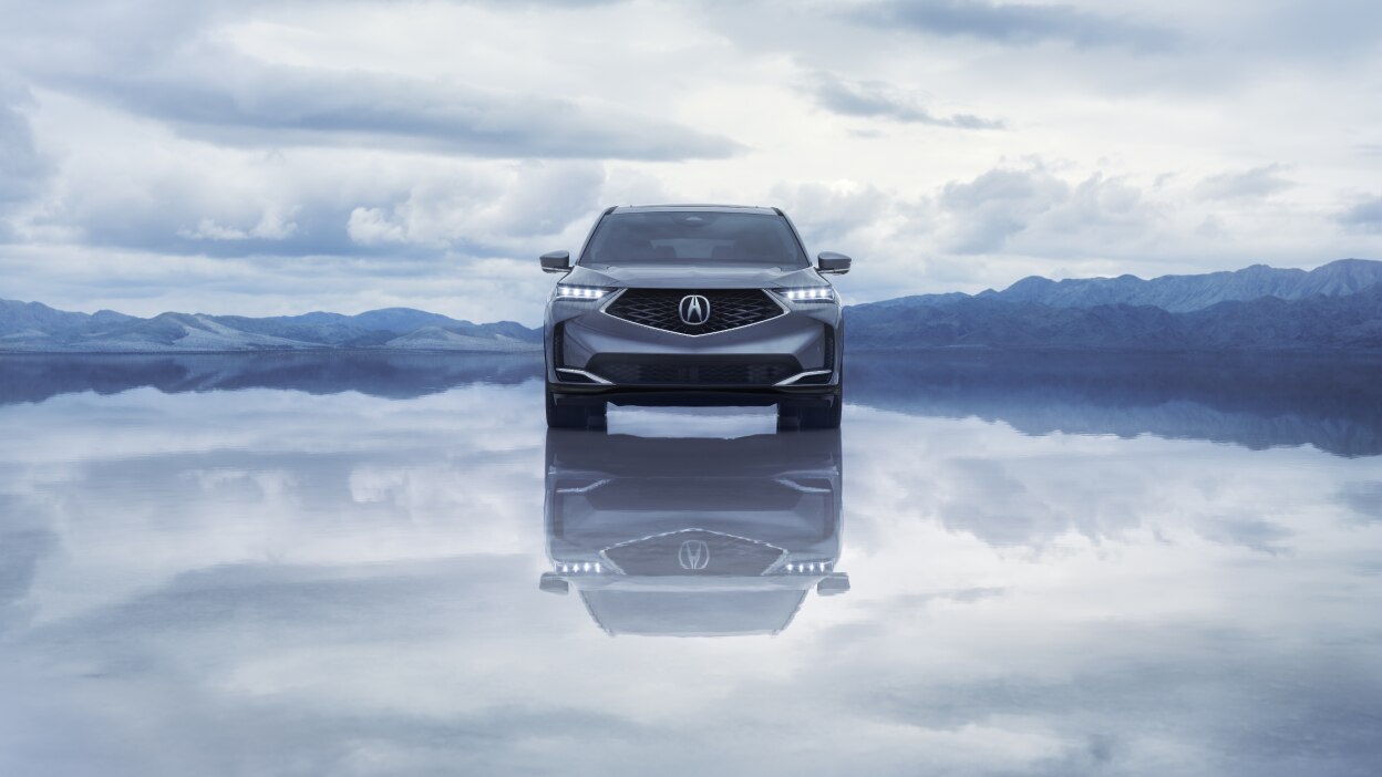 Vue latérale d’un MDX violet dans une pièce élégante et lumineuse.