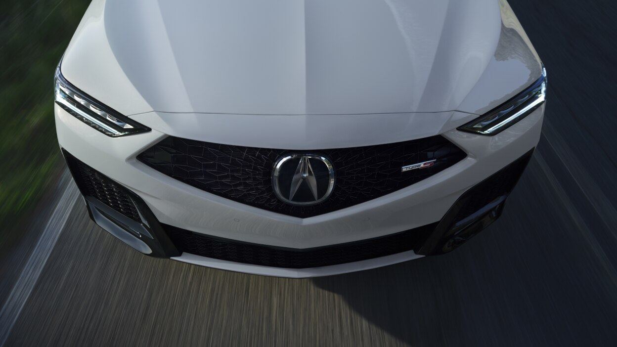 Vue aérienne du capot d’un MDX gris.