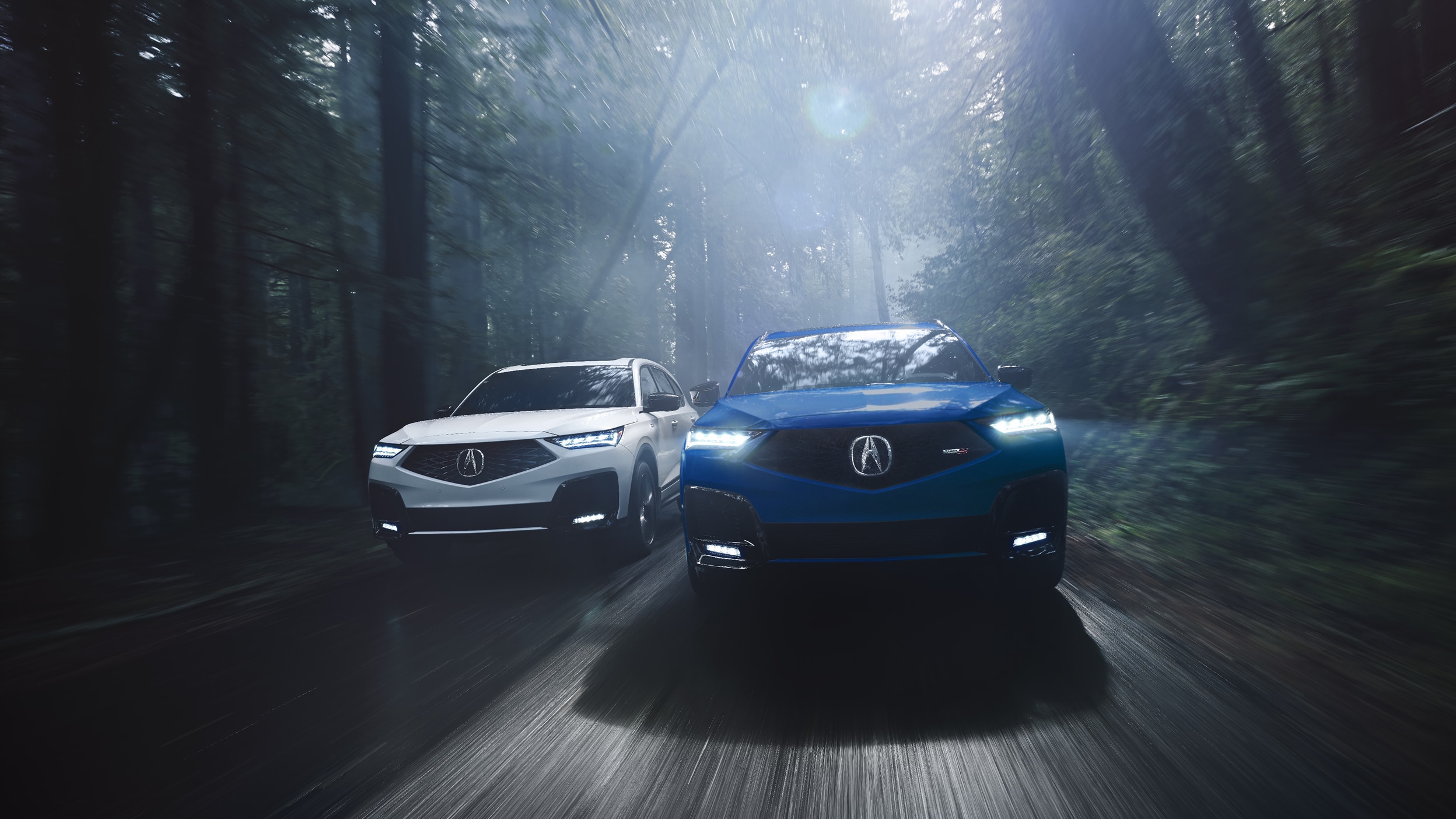 MDX rouge stationné dans un entrepôt spacieux et lumineux.