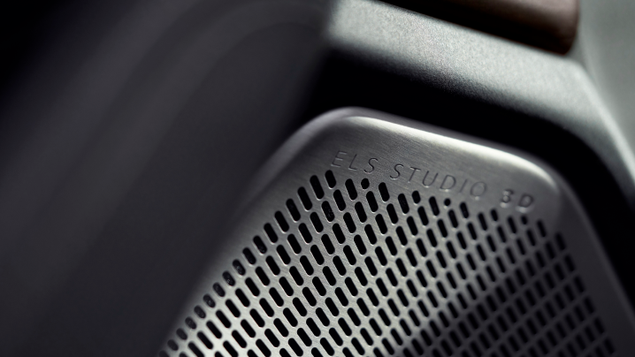A close-up view of a speaker from the ELS Studio® 3D Premium Sound System. / Gros plan sur un haut-parleur de la chaîne sonore haut de gamme ELS Studio<sup>MD</sup> 3D.
