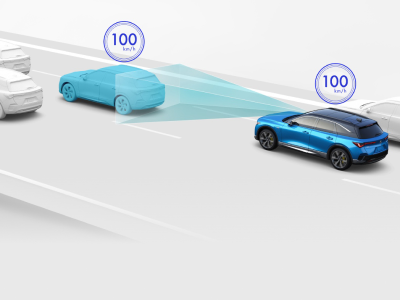Représentation numérique, où tout est blanc sauf le ZDX. Plan de trois quarts latéral d’un ZDX bleu circulant sur la route. Des lignes bleues jaillissent de l’avant du ZDX pour détecter le véhicule qui précède.