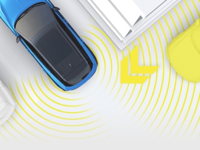 Représentation numérique, où tout est blanc sauf le ZDX. Plan en plongée d’un ZDX bleu qui sort d’une place de stationnement en marche arrière. Des lignes jaunes jaillissent de l’arrière pour détecter une voiture qui passe.