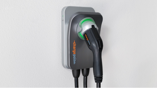 Gros plan d’une borne ChargePoint+ fixée au mur.