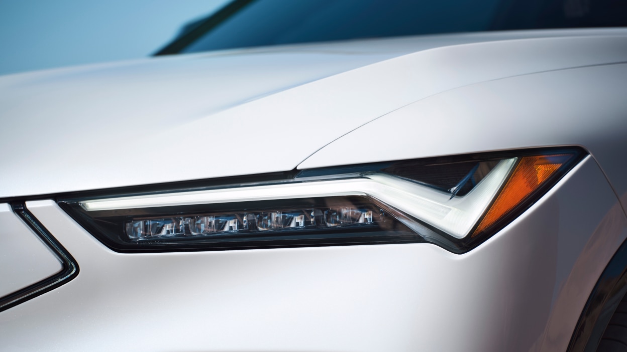 Gros plan d’un des phares d’un ZDX blanc.