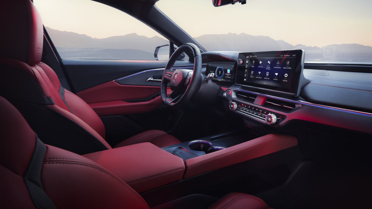 Plan intérieur élargi du côté conducteur de l’habitacle, y compris le volant gainé de cuir, le bloc-instruments numérique et l’écran tactile.