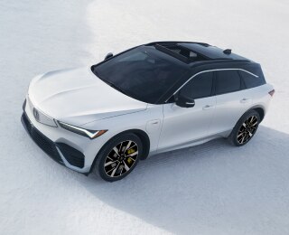 Plan de trois quarts avant en plongée d’un ZDX blanc stationné sur un désert de sel.