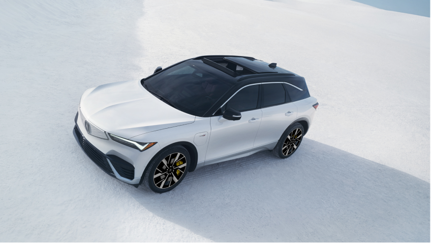 Plan de trois quarts avant en plongée d’un ZDX blanc stationné sur un désert de sel.