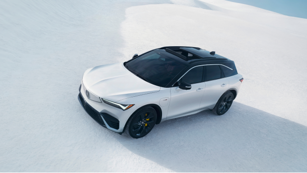 Plan de trois quarts avant en plongée d’un ZDX blanc stationné sur un désert de sel.