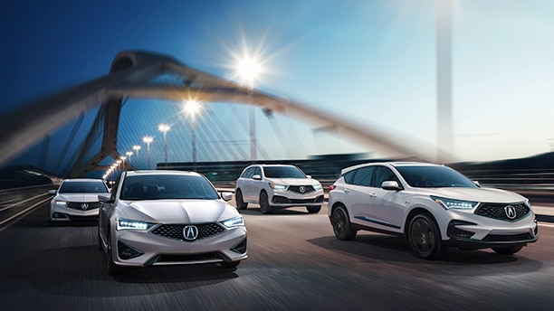 Fleet of white Acura vehicles. /  flotte de véhicules Acura blancs