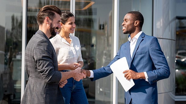 A Woman opening a vehicle door / Une femme ouvrant une porte de véhicule