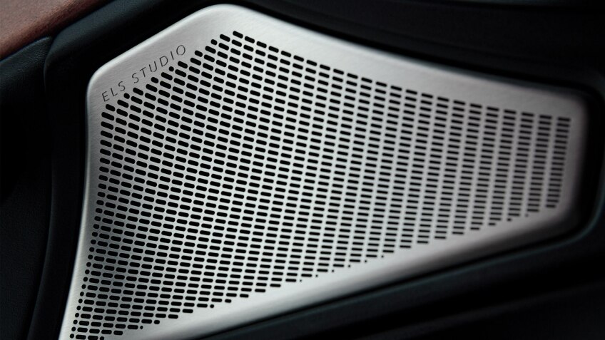 Close-up of an ELS Studio speaker. / Gros plan d’un haut-parleur ELS Studio. 