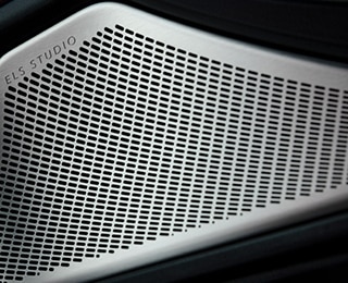 Close-up of an ELS Studio speaker. / Gros plan d’un haut-parleur ELS Studio. 