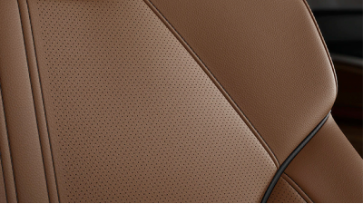 Close-up of perforated brown Milano Leather seating available in select Acura models.	Gros plan des sièges en cuir Milano brun perforé disponibles dans certains modèles Acura.