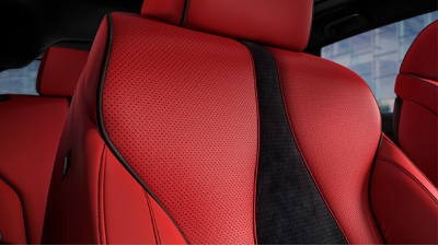 Close-up of red premium Alcantara textured material seating available in select Acura models.	Gros plan des sièges rouges avec assises texturées en Alcantara haut de gamme disponibles dans certains modèles Acura.