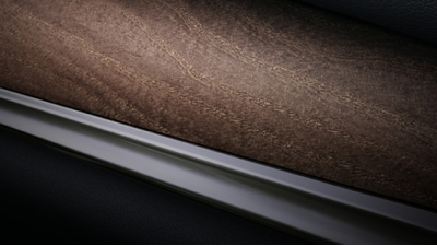 Close-up of Natural Wood interior paneling. / Gros plan d’un panneau intérieur en bois naturel.