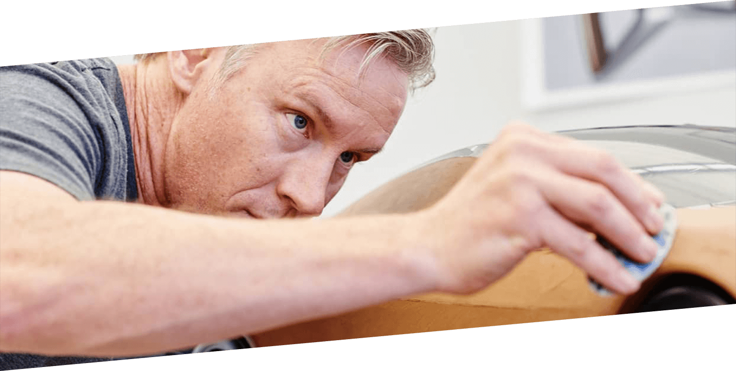 An engineer traces the line of an Acura NSX.  /	Ingénieur traçant la ligne d’une Acura NSX.