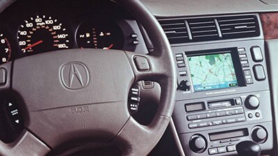 In dash navigation system in a 1997 Acura RL. / Système de navigation au tableau de bord dans une Acura RL 1997.
