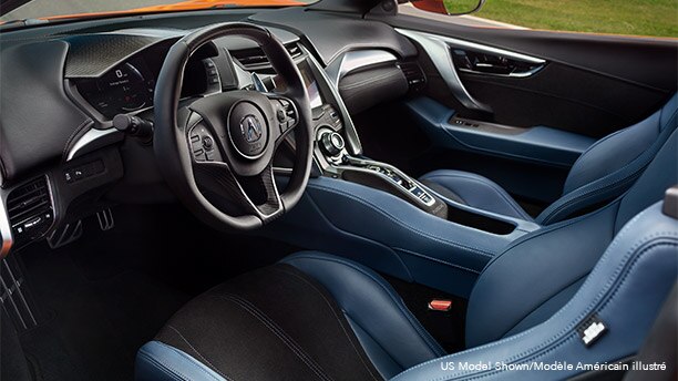 Interior front cabin in an Acura NSX featuring blue and black leather seating.	Habitacle avant d’une Acura NSX avec sièges en cuir bleu et noir.