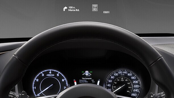 Close up for an Acura’s steering wheel and Heads Up Display. / Un gros plan du volant d’une Acura avec affichage tête haute