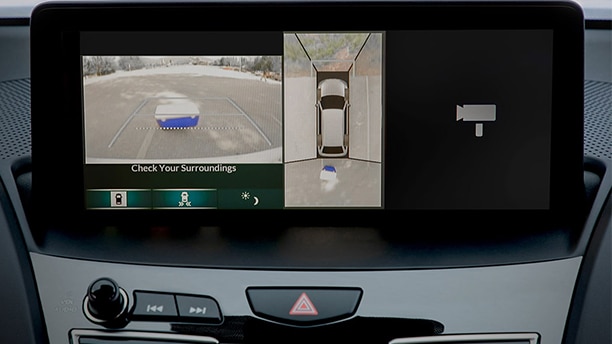Acura surround-view display screen. / Écran du système de vision périphérique Acura