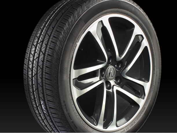 A studio side-profile shot an Acura genuine tire. // Une photo en studio du profil d’un pneu Acura d'origine