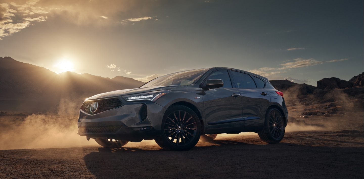 Vue avant d'un Acura RDX gris stationné dans le désert.