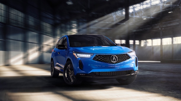 Vue avant d’un Acura RDX bleu dans un entrepôt.