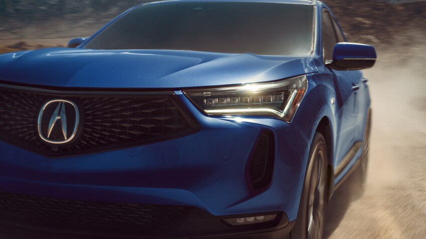 Vue avant de la calandre d'un Acura RDX bleu.