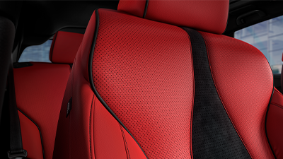Gros plan de l'intérieur d’un siège conducteur Acura, avec une garniture rouge vif et des touches de conception noire.