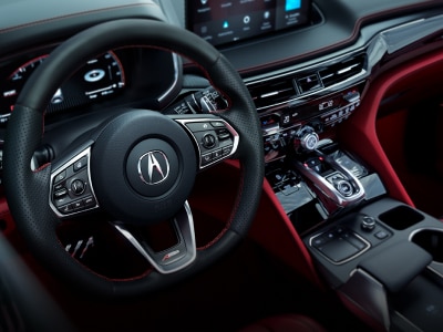 Image of Acura steering wheel and interior dash. // Image du volant et du tableau de bord intérieur de l'Acura.