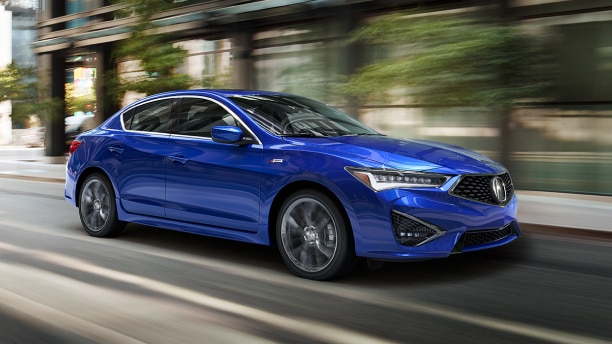 Une Acura ILX bleue roulant dans les rues de la ville pendant la journée