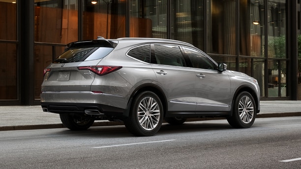 Exterior shot of an Acura MDX while parked on the street in the street. // Plan extérieur d'un Acura MDX alors qu'il était stationné dans la rue