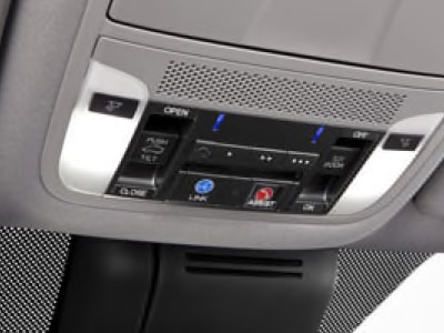 Close-up shot of the overhead console./Gros plan de la console au pavillon