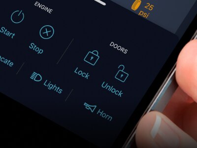 Close-up shot of a hand holding a smart phone with the Acura RDX Remote Lock & Unlock* feature displayed on screen. |  Gros plan d'une main tenant un téléphone intelligent avec la fonction Remote Lock & Unlock* de l'Acura RDX affichée à l'écran.