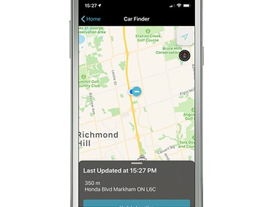 Close-up shot of a smart phone screen displaying a route with a destination on a map./Gros plan d'un écran de téléphone intelligent affichant un itinéraire avec une destination sur une carte.