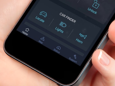 Close-up shot of a hand holding a smart phone with the AcuraLink™ Car Finder app opened on screen. | Gros plan d'une main tenant un téléphone intelligent avec l'application de localisation de véhicule AcuraLinkMC ouverte à l'écran.