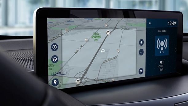 Close-up of the navigation screen on the front dash of an Acura RDX, displaying a map with route information. // Gros plan sur l'écran de navigation sur le tableau de bord avant d'un Acura RDX, affichant une carte avec des informations sur l'itinéraire